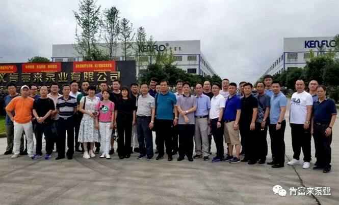 与会人员在遵义beat365·网站手机官网-beat365(中国)有限公司大门口合影留念